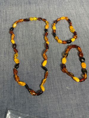 collier et bracelet en ambre de la Baltique et perles noires