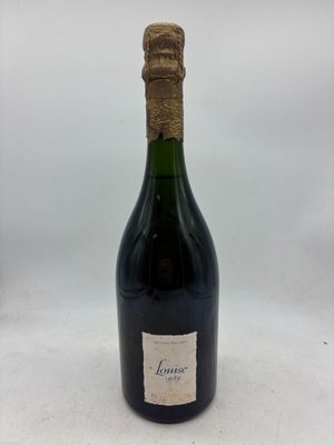 l'image d'une bouteille de vin posée sur une table