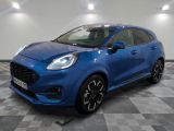 Une Ford Kad bleue est garée sur un sol à damier.