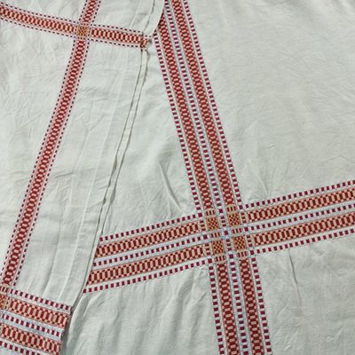 une image représentant une nappe à carreaux rouges et blancs