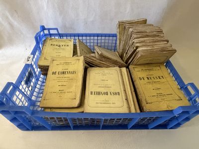 un panier bleu rempli de nombreux livres posé sur une table