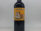 une bouteille de vin rouge avec une étiquette jaune sur fond blanc