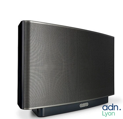 un gros plan d'une enceinte noire sur fond blanc