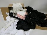 une boîte en carton contenant une pile de vêtements