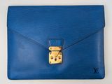 un portefeuille Louis Vuitton bleu orné d'un cadenas