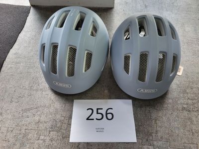 Deux casques sont posés l'un à côté de l'autre sur le sol