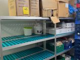 de nombreuses boîtes sur les étagères de la pièce