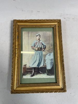 tableau représentant une femme en robe bleue tenant un panier