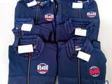 quatre vestes bleues sont alignées en rangée, avec des étiquettes accrochées dessus