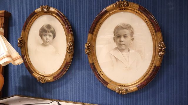 Deux cadres photos bois et stuc H : 63
