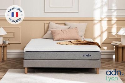 une photo d'un lit avec un matelas et des oreillers dans une chambre
