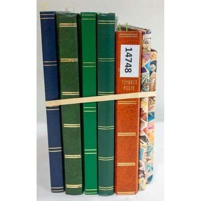 plusieurs livres sont empilés les uns sur les autres, alignés en rangée