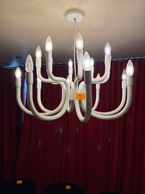 un lustre blanc suspendu au plafond
