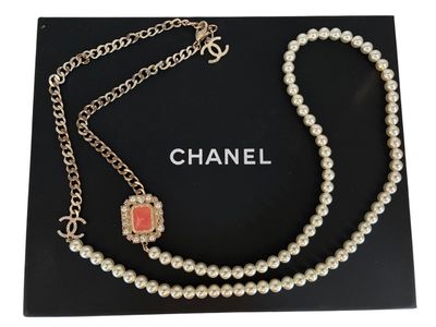 Sautoir CHANEL fantaisie en métal doré , perles, strass et c…
