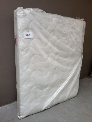 un matelas emballé dans du plastique