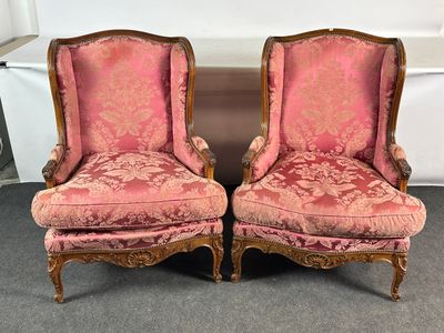 une paire de fauteuils rembourrés roses avec un revêtement richement orné, rembourré, rembourré, rembourré, rembourré, rembourré, rembourré, rembourré, rembourré, rembourré