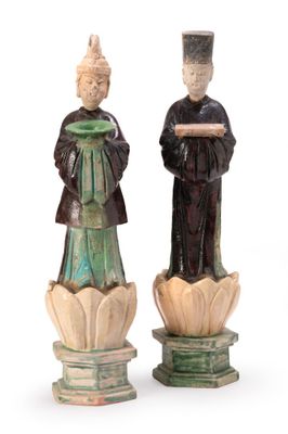 PAIRE DE SERVITEURS en terre cuite à glaçure verte et marron…