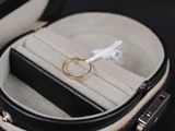 une bague dans un écrin surmonté d'une bague
