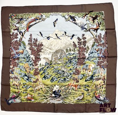 une photo d'un foulard carré orné d'un motif représentant un paysage de montagne