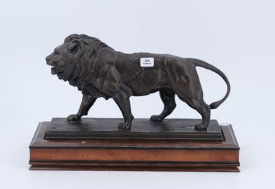 une image représentant une statue de lion posée sur un socle en bois
