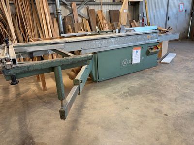 une machine qui se trouve dans une pièce où il y a du bois
