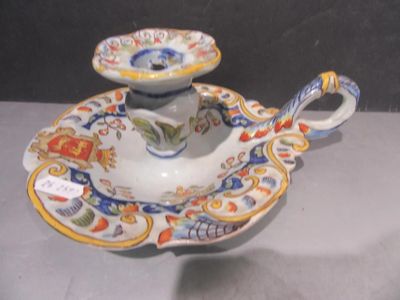 une tasse et une soucoupe posées sur une soucoupe, elle-même recouverte d'une autre soucoupe