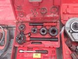 une caisse à outils rouge avec des outils sur le sol