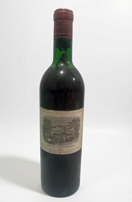 une bouteille de vin posée sur une table