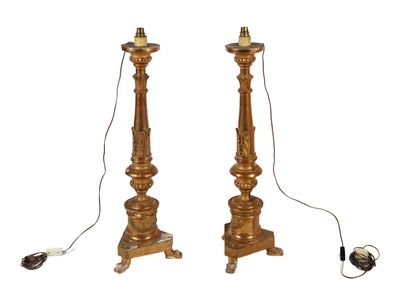 paire de bougeoirs anciens en laiton avec des socles tournés