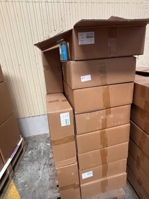 des cartons empilés les uns sur les autres devant un immeuble