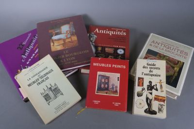 plusieurs livres sont empilés sur une table