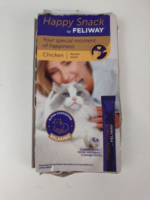 un paquet de nourriture pour chat posé sur la table