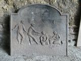 une plaque en pierre sur laquelle figurent les portraits d'un homme et d'une femme