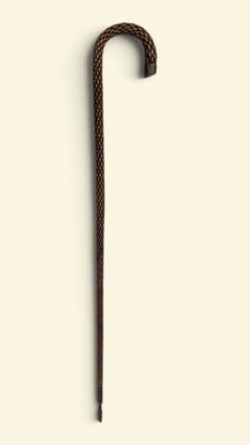une canne marron avec une poignée tressée sur fond blanc