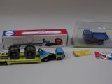 un camion bleu et jaune et un camion bleu et jaune