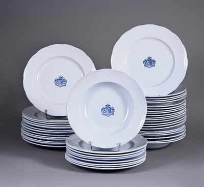 beaucoup d'assiettes empilées les unes sur les autres