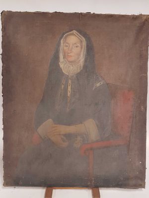 un vieux tableau représentant une femme assise sur une chaise devant un tableau posé sur un chevalet