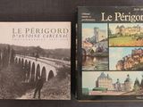 deux livres posés l'un à côté de l'autre sur une table