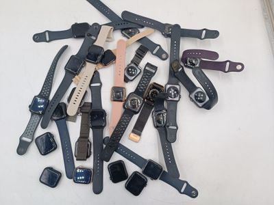 tout un tas de montres de différents types posées sur la table