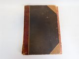 un vieux livre posé sur une table