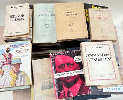 plusieurs livres sont empilés sur une table