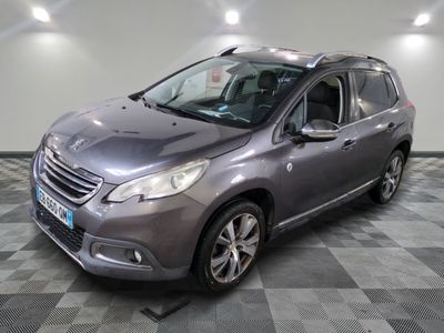 la voiture grise est garée dans le garage sur le sol en damier
