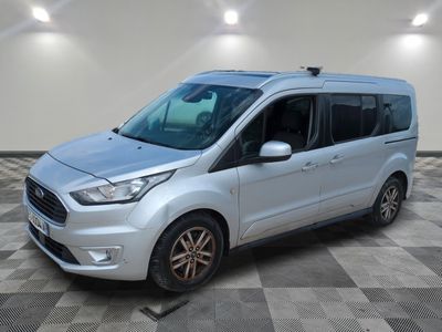 une camionnette argentée garée dans une pièce au sol en damier