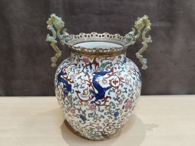 un vase posé sur une table en bois