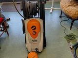 un aspirateur posé par terre dans une pièce
