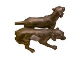 deux statues en bronze représentant deux chiens sur fond blanc