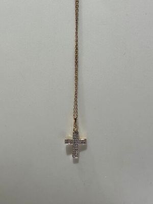 un collier avec une croix sur une chaîne en or