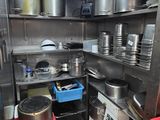 une cuisine où il y a beaucoup de casseroles et de poêles