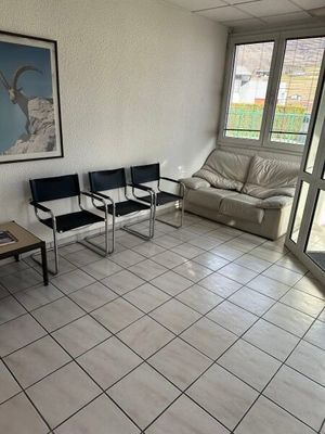 une pièce dans laquelle se trouvent des chaises, une table et un canapé