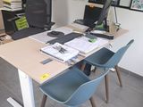 un bureau avec deux chaises et un ordinateur dessus